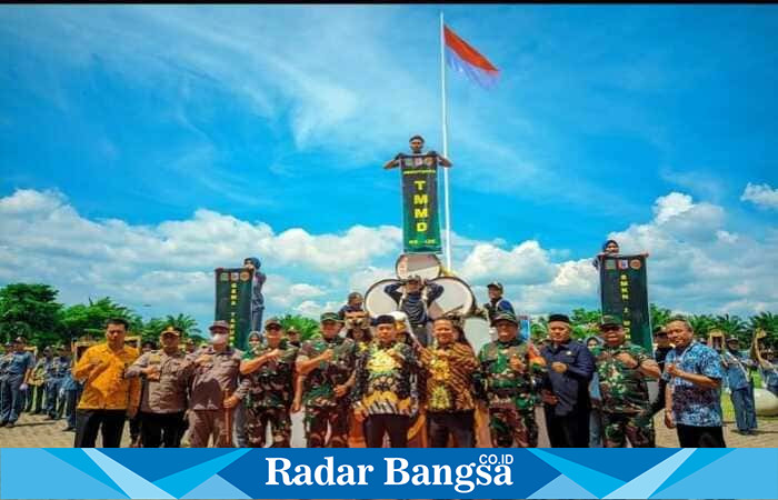 Bupati Madiun H. Hari Wuryanto bersama jajaran Forkopimda, perwira TNI, dan tamu undangan berfoto bersama usai upacara penutupan TMMD ke-125 Tahun 2025 di Alun-alun Reksogati Caruban, Kamis (21/8/2025). (Foto Dok Ho/RadarBangsa.co.id)
