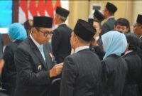 Wali Kota Batu Nurochman menyerahkan Satyalancana Karya Satya kepada ASN berprestasi dalam upacara di Gedung Graha Pancasila, Kamis (14/8/2025 (Foto Dok Ho/RadarBangsa.co.id)