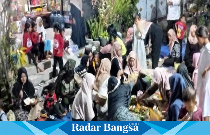 Warga RT 06 RW 07 Perum Griya Insani, Tikung, Lamongan, kompak menggelar malam tirakatan HUT ke-80 RI dengan suasana penuh keakraban, Kamis (16/8/2025). (Dok RadarBangsa.co.id)