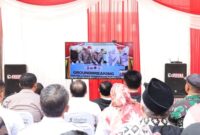 Saat zommm suasana haru dan semangat gotong royong terasa kuat dalam detik-detik batu pertama diturunkan ke pondasi SPPG oleh unsur Forkopimda dan mitra. (IST)