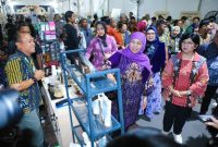 Gubernur Jawa Timur Khofifah Indar Parawansa meninjau stan produk kopi dalam ajang Java Coffee and Flavors Fest (JCFF) 2025 di Kota Lama Surabaya, Senin (25/8/2025) malam. (Foto Dok Ho/RadarBangsa.co.id)