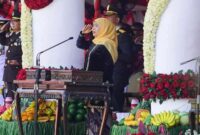 Gubernur Jawa Timur Khofifah Indar Parawansa memimpin upacara peringatan HUT ke-80 Kemerdekaan RI di halaman Grahadi Surabaya, Minggu (17/8/2025) (Foto Dok Ho/RadarBangsa.co.id)