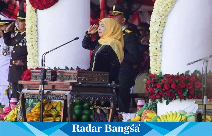 Gubernur Jawa Timur Khofifah Indar Parawansa memimpin upacara peringatan HUT ke-80 Kemerdekaan RI di halaman Grahadi Surabaya, Minggu (17/8/2025) (Foto Dok Ho/RadarBangsa.co.id)