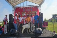 Wakil Bupati Lamongan Dirham Aksara menyerahkan hadiah utama berupa seekor kambing kepada perwakilan Desa Jatirejo, juara 1 lomba Kebersihan, Keindahan, dan Keamanan Lingkungan (K3L) tingkat Kecamatan Tikung, dalam acara Jalan Sehat HUT RI ke-80 di Lapangan Singo Ludro, Kamis (28/8/2025). (Foto Dok Ho/RadarBangsa.co.id)