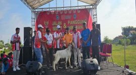 Wakil Bupati Lamongan Dirham Aksara menyerahkan hadiah utama berupa seekor kambing kepada perwakilan Desa Jatirejo, juara 1 lomba Kebersihan, Keindahan, dan Keamanan Lingkungan (K3L) tingkat Kecamatan Tikung, dalam acara Jalan Sehat HUT RI ke-80 di Lapangan Singo Ludro, Kamis (28/8/2025). (Foto Dok Ho/RadarBangsa.co.id)