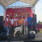 Wakil Bupati Lamongan Dirham Aksara menyerahkan hadiah utama berupa seekor kambing kepada perwakilan Desa Jatirejo, juara 1 lomba Kebersihan, Keindahan, dan Keamanan Lingkungan (K3L) tingkat Kecamatan Tikung, dalam acara Jalan Sehat HUT RI ke-80 di Lapangan Singo Ludro, Kamis (28/8/2025). (Foto Dok Ho/RadarBangsa.co.id)