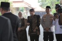Wakapolres Lamongan Kompol I Made Prawira Wibawa (kedua dari kanan) menghadiri kegiatan Ngunduh Mantu dan Isbat Nikah Massal Terpadu 2025 di Pendopo Lokatantra, Lamongan, Selasa (12/8/2025) (Foto Dok Ho/RadarBangsa.co.id)