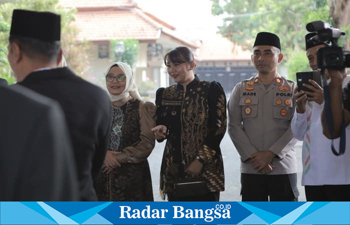 Wakapolres Lamongan Kompol I Made Prawira Wibawa (kedua dari kanan) menghadiri kegiatan Ngunduh Mantu dan Isbat Nikah Massal Terpadu 2025 di Pendopo Lokatantra, Lamongan, Selasa (12/8/2025) (Foto Dok Ho/RadarBangsa.co.id)