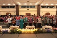 Wakapolres Lamongan Kompol I Made Prawira Wibawa bersama Bupati Lamongan Yuhronur Efendi menghadiri peringatan HARGANAS ke-32 dan Wisuda Sekolah Orang Tua Hebat (SOTH) Angkatan V di Aula Gajah Mada, Kamis (31/7/2025). (Foto Dok Ho/RadarBangsa)