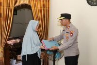 Sebagai wujud kepedulian, Wakapolres Lamongan Kompol I Made Prawira Wibawa bersama jajaran Polres Lamongan mendatangi rumah duka Aipda Manaf di Desa Tambakploso, Turi, Lamongan, Minggu (25/8/2025). (Foto Dok Ho/RadarBangsa.co.id)
