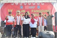 Wakil Bupati Lamongan, Dirham Akbar Aksara (ketiga dari kiri), bersama Kapolsek Tikung AKP Anang Purwo Widodo (paling kanan) berfoto bersama saat menghadiri  jalan sehat dalam rangka peringatan HUT ke-80 Republik Indonesia di Lapangan Singo Ludro di  Dusun Tikung, Kamis (28/8/2025). (Foto Dok Ho/RadarBangsa.co.id)