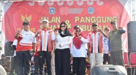 Wakil Bupati Lamongan, Dirham Akbar Aksara (ketiga dari kiri), bersama Kapolsek Tikung AKP Anang Purwo Widodo (paling kanan) berfoto bersama saat menghadiri  jalan sehat dalam rangka peringatan HUT ke-80 Republik Indonesia di Lapangan Singo Ludro di  Dusun Tikung, Kamis (28/8/2025). (Foto Dok Ho/RadarBangsa.co.id)