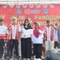Wakil Bupati Lamongan, Dirham Akbar Aksara (ketiga dari kiri), bersama Kapolsek Tikung AKP Anang Purwo Widodo (paling kanan) berfoto bersama saat menghadiri  jalan sehat dalam rangka peringatan HUT ke-80 Republik Indonesia di Lapangan Singo Ludro di  Dusun Tikung, Kamis (28/8/2025). (Foto Dok Ho/RadarBangsa.co.id)