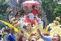 Wali Kota Probolinggo dr. Aminuddin bersama istrinya, dr. Evariani, menaiki kereta hias bertajuk “Sri Manis Sukoharjo” saat pembukaan Asoka Carnival dalam rangka HUT ke-80 RI, Minggu (24/8/2025). (Foto Dok Ho/RadarBangsa.co.id)