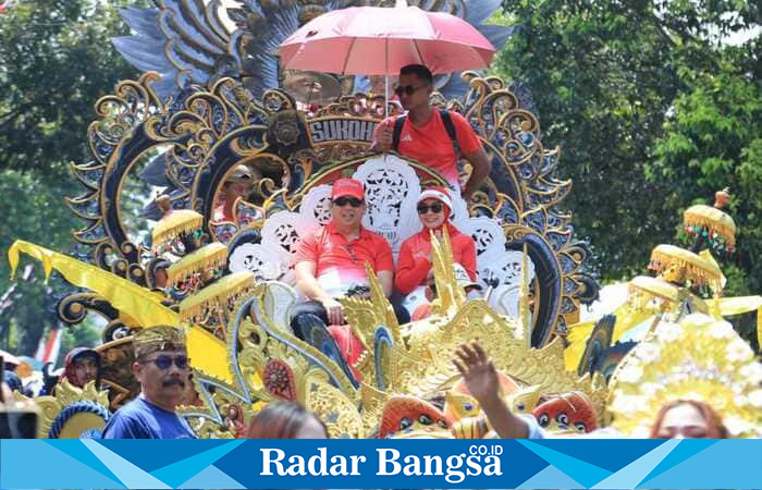 Wali Kota Probolinggo dr. Aminuddin bersama istrinya, dr. Evariani, menaiki kereta hias bertajuk “Sri Manis Sukoharjo” saat pembukaan Asoka Carnival dalam rangka HUT ke-80 RI, Minggu (24/8/2025). (Foto Dok Ho/RadarBangsa.co.id)