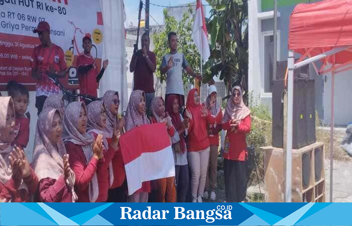 Ibu-ibu RT 06 Perumahan Griya Permata Insani, Tikung, Lamongan, berfoto bersama di penghujung acara puncak HUT ke-80 RI. Momen kebersamaan ini menjadi simbol semangat ‘Guyup Rukun Selawase’ yang terus dijaga warga (Dok foto RadarBangsa.co.id)