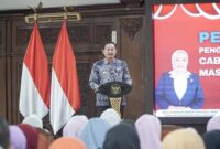 Bupati Lamongan Yuhronur Efendi bersama Ketua YKI Lamongan Anis Kartika saat pengukuhan pengurus YKI Cabang Lamongan periode 2025–2030 di Pendopo Lokatantra, Jumat (1/8/2025). (Foto Dok Ho/RadarBangsa)