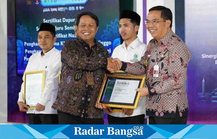 Wali Kota Probolinggo dr. Aminuddin menerima penghargaan dari KPwBI Malang atas inisiatif pembentukan Zona KHAS Gladak Serang, dalam gelaran Malang BI Youth Tiful Festival 2025 di Matos, Rabu (30/7). (ist)