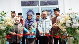 Anggota DPD RI, Dr. Lia Istifhama (kiri), bersama Wakil Bupati Lamongan, Dirham Akbar Aksara (tengah), saat melakukan prosesi pemotongan pita dalam peresmian Dapur Makan Bergizi Gratis (MBG) di Kecamatan Kembangbahu, Lamongan, Jumat (29/8/2025) (Foto Dok Ho/RadarBangsa.co.id)