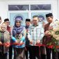 Anggota DPD RI, Dr. Lia Istifhama (kiri), bersama Wakil Bupati Lamongan, Dirham Akbar Aksara (tengah), saat melakukan prosesi pemotongan pita dalam peresmian Dapur Makan Bergizi Gratis (MBG) di Kecamatan Kembangbahu, Lamongan, Jumat (29/8/2025) (Foto Dok Ho/RadarBangsa.co.id)