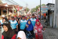 Kapolsek Tikung AKP Anang Purwo Widodo, S.H. bersama personel TNI berjaga di jalur utama Desa Tambakrigadung saat pelaksanaan jalan sehat memperingati HUT ke-80 RI, Minggu (24/8/2025). (Foto Dok Ho/RadarBangsa.co.id)