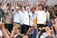 Khofifah Indar Parawansa mengangkat tangan bersama warga sebagai simbol semangat kebersamaan dan optimisme.  (Foto Dok Ho/RadarBangsa.co.id)