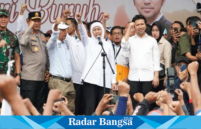 Khofifah Indar Parawansa mengangkat tangan bersama warga sebagai simbol semangat kebersamaan dan optimisme.  (Foto Dok Ho/RadarBangsa.co.id)