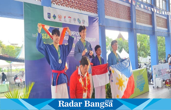 Atlet muda asal Lamongan, Hari Dwi Putra Prasetya, siswa SMAN 1 Lamongan, berpose sambil membentangkan bendera Merah Putih usai meraih medali perunggu pada Asian Kurash Championship 2025 di Mataram, NTB. (Dok. RadarBangsa.co.id/Ho) 