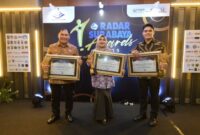 Lia Istifhama (tengah) saat menerima penghargaan Radar Surabaya Award 2025 dari Direktur Jawa Pos, Leak Kustiya, atas kontribusinya membangun Jawa Timur melalui peran sebagai anggota DPD RI. Dok. Jawa Pos