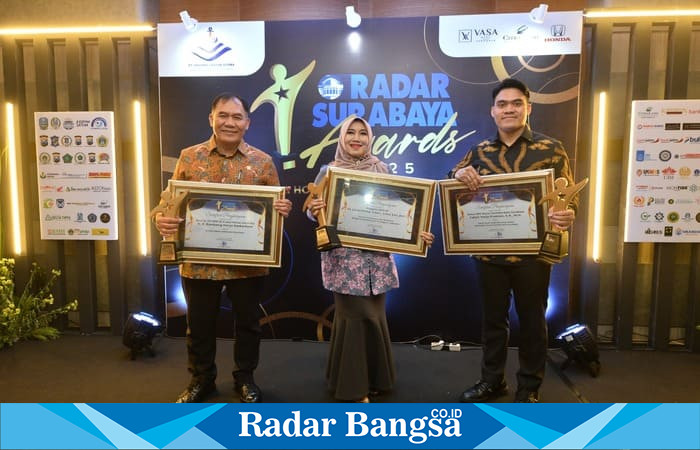 Lia Istifhama (tengah) saat menerima penghargaan Radar Surabaya Award 2025 dari Direktur Jawa Pos, Leak Kustiya, atas kontribusinya membangun Jawa Timur melalui peran sebagai anggota DPD RI. Dok. Jawa Pos