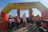 Wakil Bupati Lamongan, Dirham Akbar Aksara, mengibarkan bendera start saat melepas peserta jalan sehat dalam rangka HUT ke-80 RI di Kecamatan Tikung, Kamis (28/8/2025) (Dok Foto RadarBangsa.co.id)