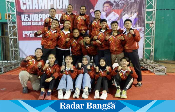 Tim karate Kota Semarang berpose bersama setelah berhasil meloloskan 11 atlet di tujuh kelas menuju PORPROV Jawa Tengah 2026, usai Babak Kualifikasi Pra PORPROV di GOR Wujil, Ungaran. (Foto Dok Agus)