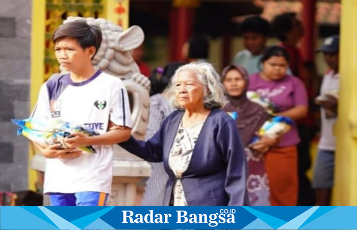 Sejumlah warga menerima paket beras dalam kegiatan bakti sosial di Klenteng Tri Dharma (TITD) Sumber Naga, Kelurahan Mangunharjo, Kota Probolinggo, Sabtu (6/9). (Foto Dok Ho/RadarBangsa.co.id)