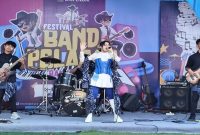 Peserta Festival Band Pelajar 2025 unjuk bakat musik di hadapan Bupati Banyuwangi Ipuk Fiestiandani di Banyuwangi Park. (Foto Dok Ho/RadarBangsa.co.id)