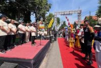 Wakil Bupati Pasuruan Shobih Asrori membuka Lomba Drumband Bupati Cup 2025 di depan Balai Desa Ranuklindungan, Kecamatan Grati, Sabtu (13/9/2025). (Foto Dok Ho/RadarBangsa.co.id)