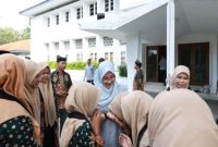 Bupati Banyuwangi Ipuk Fiestiandani melepas kafilah MTQ Banyuwangi ke Jember, Jumat (12/9/2025). (Foto Dok Ho/RadarBangsa.co.id)