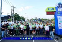 Peserta Banyuwangi Bluefire Ijen KOM 2025 berfoto bersama Bupati Banyuwangi Ipuk Fiestiandani dan jajaran Forkopimda sebelum start dari Pantai Marina Boom, Sabtu (27/9/2025). (Foto Dok Ho/RadarBangsa.co.id)