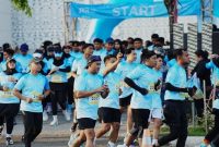 Ratusan peserta mengenakan kaus biru bersiap di garis start Joko Tingkir Fun Run 2025 di Lamongan Sport Center, Minggu (28/9/2025). (Foto Dok Ho/RadarBangsa.co.id)