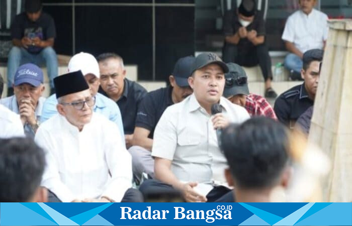 Bupati Pasuruan, Rusdi Sutejo, didampingi Wakil Bupati Shobih Asrori saat mendengarkan aspirasi mahasiswa dalam aksi damai Aliansi BEM se-Pasuruan Raya di halaman Gedung DPRD Kabupaten Pasuruan, Rabu (3/9/2025) (Foto Dok Ho/RadarBangsa.co.id)