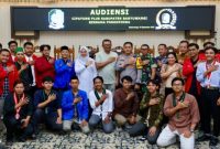 Aliansi Mahasiswa Cipayung Plus Banyuwangi berfoto bersama Bupati Ipuk Fiestiandani, pimpinan DPRD, dan Forkopimda usai audiensi di Gedung DPRD Banyuwangi, Rabu (3/9/2025). (Foto Dok Ho/RadarBangsa.co.id)
