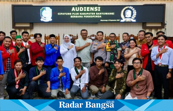 Aliansi Mahasiswa Cipayung Plus Banyuwangi berfoto bersama Bupati Ipuk Fiestiandani, pimpinan DPRD, dan Forkopimda usai audiensi di Gedung DPRD Banyuwangi, Rabu (3/9/2025). (Foto Dok Ho/RadarBangsa.co.id)