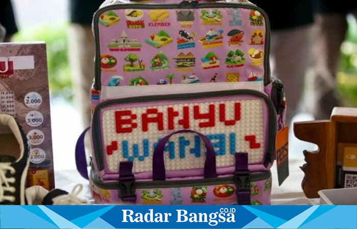 Tas Sekolah Cerdas: Kreasi Wahyu Fatimatul dengan desain ergonomis, sensor berat, GPS, dan perlengkapan lengkap untuk anak-anak sekolah. (Foto RadarBangsa/Ho Kominfo Banyuwangi)