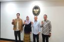 Anggota DPD RI asal Jawa Timur, Lia Istifhama (kedua kiri), berfoto bersama usai menghadiri pertemuan terkait pembahasan isu fiskal daerah di Jakarta, Jumat (12/9/2025). (Foto Dok Ho/RadarBangsa.co.id)