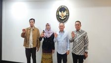 Anggota DPD RI asal Jawa Timur, Lia Istifhama (kedua kiri), berfoto bersama usai menghadiri pertemuan terkait pembahasan isu fiskal daerah di Jakarta, Jumat (12/9/2025). (Foto Dok Ho/RadarBangsa.co.id)