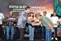 Bupati Lamongan Yuhronur Efendi menerima apresiasi dari PT KAI Persero pada peringatan HUT ke-80 di Kantor DAOP 8 Surabaya, Minggu (21/9/2025). (Dok Foto Kominfo Lamongan via RadarBangsa)