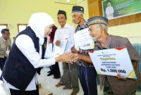 Gubernur Jawa Timur Khofifah Indar Parawansa menyerahkan bantuan sosial secara simbolis kepada warga Pulau Bawean, Kabupaten Gresik, Sabtu (6/9/2025). (Foto Dok Ho/RadarBangsa.co.id)