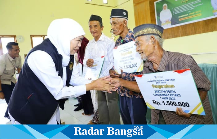 Gubernur Jawa Timur Khofifah Indar Parawansa menyerahkan bantuan sosial secara simbolis kepada warga Pulau Bawean, Kabupaten Gresik, Sabtu (6/9/2025). (Foto Dok Ho/RadarBangsa.co.id)