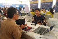 Petugas BBPOM Mataram memberikan layanan konsultasi perizinan kepada pelaku UMKM pada ajang Bursa Kerja UMKM 2025 di Politeknik Pariwisata Lombok Tengah. (Dok foto IST)