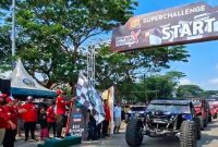 Bupati Bangkalan Lukman Hakim mengibarkan bendera start sebagai tanda dimulainya BOR-X #1 di Stadion Kerapan Sapi R.P Moch Noer, Jumat (5/9/2025). (Foto Dok Ho/RadarBangsa.co.id)