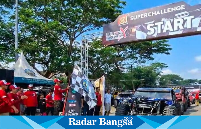 Bupati Bangkalan Lukman Hakim mengibarkan bendera start sebagai tanda dimulainya BOR-X #1 di Stadion Kerapan Sapi R.P Moch Noer, Jumat (5/9/2025). (Foto Dok Ho/RadarBangsa.co.id)